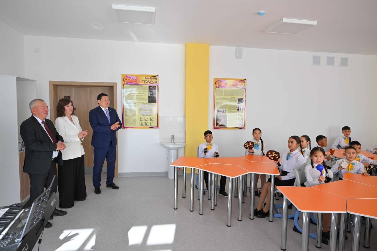 Мен көшеде жетілген әйелді кездестірдім Душтан кейін шешінетін бөлмеде Сара Джей онлайн порно